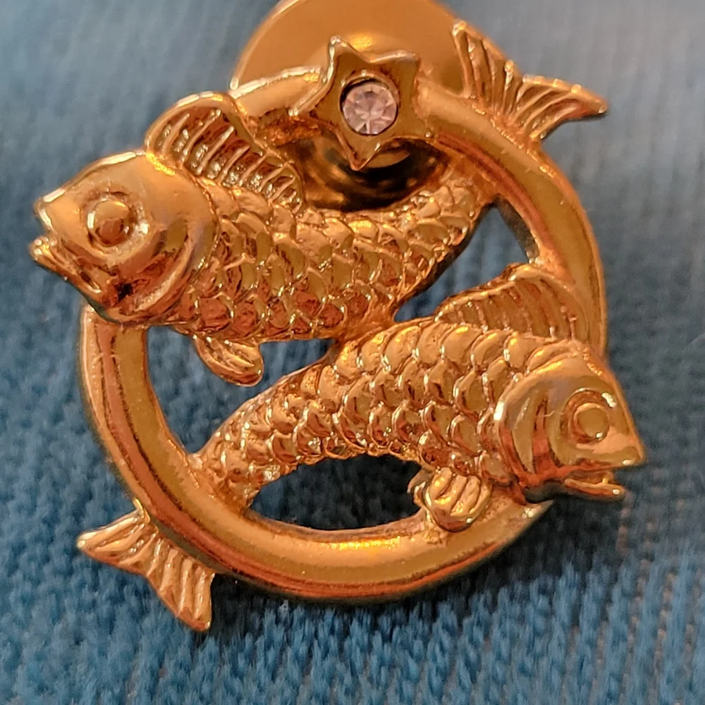 Vintage (?) Pisces Tie Tack ~ Lapel Pin ~ Unisex ~ 2 Fish ~ Gold Tone ~ FINAL!